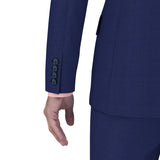 بدلة مخططة باللون الأزرق الصلب