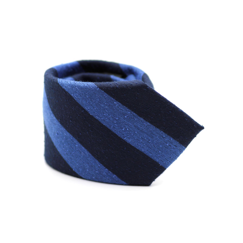 ربطة عنق زرقاء مخططة